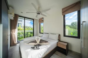 a bedroom with a bed with a swan on it at Modern Minimalist 6 Bedroom Light Luxury Villa Private Pool Golf Course Laguna Park in Ban Phru Champa