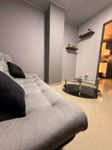 ペレイラにあるhermoso apt en pereiraのソファとガラスのテーブルのあるリビングルーム +9枚の写真