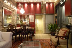 Restoran atau tempat lain untuk makan di Central Athens Period House with Pool