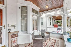 Χώρος καθιστικού στο Historic Home +19 φωτογραφίες