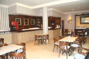 ein Restaurant mit Tischen und Stühlen und eine Bar in der Unterkunft Hotel RF Astoria - Adults Only in Puerto de la Cruz