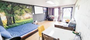 Posezení v ubytování Jun Live Pension in Gangwha