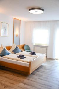 Postel nebo postele na pokoji v ubytování Frühstücks-Pension Lichtenauer Hof + 37 fotografií