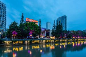 酒店附近的河景