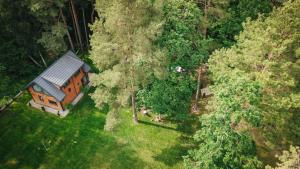 an overhead view of a house in the forest at Domek pod sosnami in Ełk