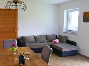マウテルンドルフにあるApartment Rosaのソファとテーブルのあるリビングルーム +25枚の写真