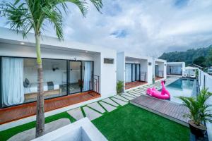 an image of a backyard with a pool and a pink slide at Heaven House Kintamani in Kubupenlokan