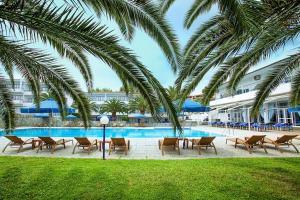 Bazén v ubytování Xenios Port Marina Hotel nebo v jeho okolí