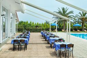 Bazén v ubytování Xenios Port Marina Hotel nebo v jeho okolí