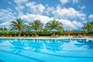 Bazén v ubytování Xenios Port Marina Hotel nebo v jeho okolí