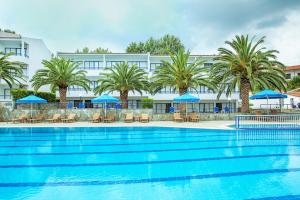Bazén v ubytování Xenios Port Marina Hotel nebo v jeho okolí