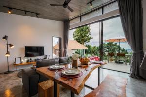 TV a/nebo společenská místnost v ubytování Pahili Pool Villas Koh Tao - SHA Plus