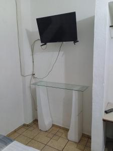 Uma televisão e/ou sistema de entretenimento em Barato y cómodo excelete ubicación Delfines