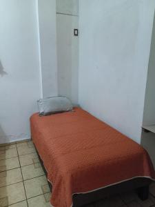 Uma cama ou camas num quarto em Barato y cómodo excelete ubicación Delfines