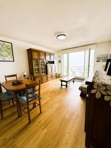 a living room with a table and a bed at Le Clos D'illies in Mers-les-Bains