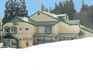 Το κτήριο όπου στεγάζεται  το οργανωμένο κάμπινγκ