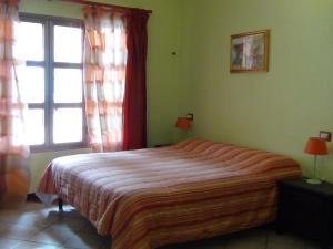 Een bed of bedden in een kamer bij la rosa bianca