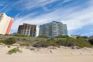 einen Blick auf einige Gebäude und einen Strand mit Gebäuden in der Unterkunft Diaz Beach Apartment in Diasstrand