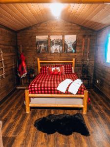 Postel nebo postele na pokoji v ubytování Prairie Junction Rustic Cabins Stettler