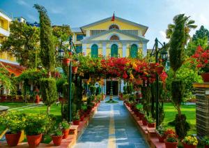 un giardino con fiori di fronte a un edificio di Kathmandu Guest House by KGH Group a Kathmandu