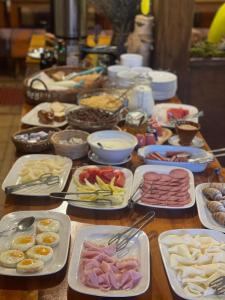 un tavolo pieno di diversi tipi di cibo su piatti di Chata Koliesko a Demänovská Dolina