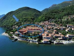 an aerial view of an island in the water at 4-persoonsappartement met terras aan het Comomeer in Acquaseria