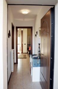 a kitchen with a counter and a hallway with a room at 4-persoonsappartement met terras aan het Comomeer in Acquaseria