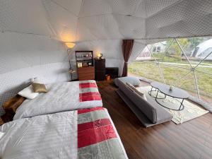 Postel nebo postele na pokoji v ubytování YUKARA Glamping 北海道大沼公園