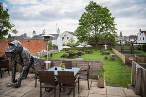 a patio with a statue of a lion and a table and chairs at The Star Inn in Nottingham