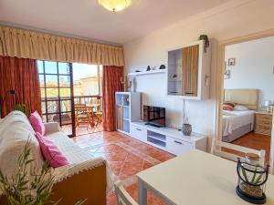 una sala de estar con un sofá y una mesa en Magnificent Balcon with Sea and Pool View, en Costa del Silencio