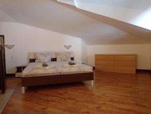 A bed or beds in a room at Pearl Apartments Sozopol