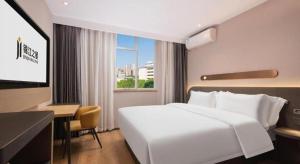 Ένα ή περισσότερα κρεβάτια σε δωμάτιο στο Jinjiang Inn Wuhan Hanjiang Road Metro Station Jiangtan Pedestrian Street +211 φωτογραφίες