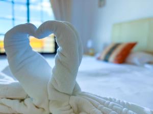 Una toalla en forma de corazón en una cama en Magnificent Balcon with Sea and Pool View, en Costa del Silencio