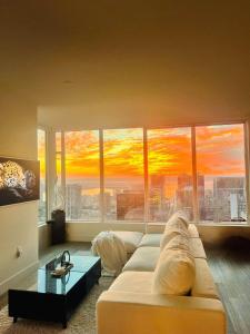 sala de estar con sofá frente a una ventana grande en Penthouse High-Rise Ocean & City Views, en San Diego