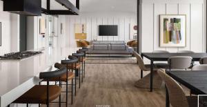 Una sala de estar con un bar con sillas y un sofá. en Penthouse High-Rise Ocean & City Views, en San Diego