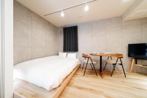Postel nebo postele na pokoji v ubytování Tabiya Shinamachi - New built APT at Ikebukuro, Relaxing Stay in Central Tokyo