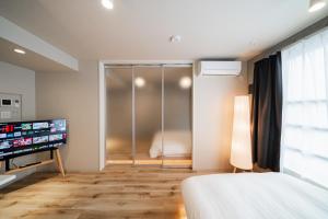 Postel nebo postele na pokoji v ubytování Tabiya Shinamachi - New built APT at Ikebukuro, Relaxing Stay in Central Tokyo