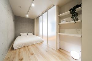 Postel nebo postele na pokoji v ubytování Tabiya Shinamachi - New built APT at Ikebukuro, Relaxing Stay in Central Tokyo