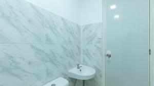 Et badeværelse på Skybox Pension House by RedDoorz