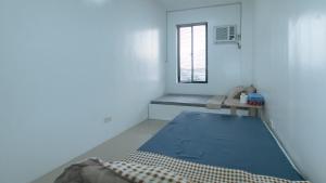 En eller flere senge i et værelse på Skybox Pension House by RedDoorz + 17 billeder