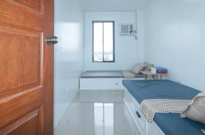 En eller flere senge i et værelse på Skybox Pension House by RedDoorz