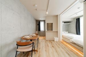 Postel nebo postele na pokoji v ubytování Tabiya Shinamachi - New built APT at Ikebukuro, Relaxing Stay in Central Tokyo