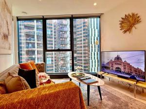 TV a/nebo společenská místnost v ubytování Sky High 2 Bedroom Apt Melbourne CBD Stay