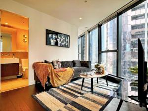 Posezení v ubytování Sky High 2 Bedroom Apt Melbourne CBD Stay + 36 fotografií