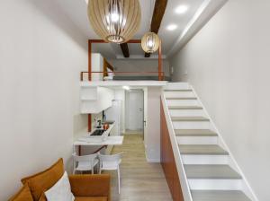 escalera en una habitación con sofá y sillas en Вавілова апартаменти резиденція університету, en Chernivtsi