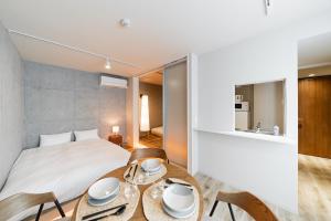 Postel nebo postele na pokoji v ubytování Tabiya Shinamachi - New built APT at Ikebukuro, Relaxing Stay in Central Tokyo