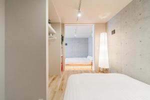 Postel nebo postele na pokoji v ubytování Tabiya Shinamachi - New built APT at Ikebukuro, Relaxing Stay in Central Tokyo