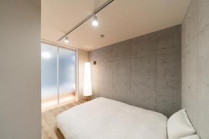 Postel nebo postele na pokoji v ubytování Tabiya Shinamachi - New built APT at Ikebukuro, Relaxing Stay in Central Tokyo