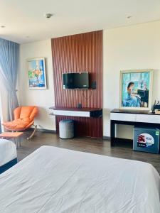 a hotel room with a bed and a tv at Apec Whydham Tuy Hoa Phu Yen Hotel & Apartment in Tuy Hoa