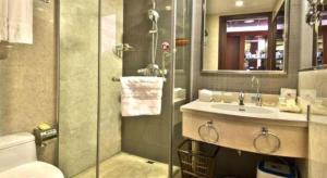 Argyle International Airport Hotel Shanghai的一间浴室